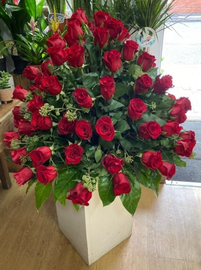 The Show Stopper. - This is a design that can be created using any colour rose , for a real WOW moment.