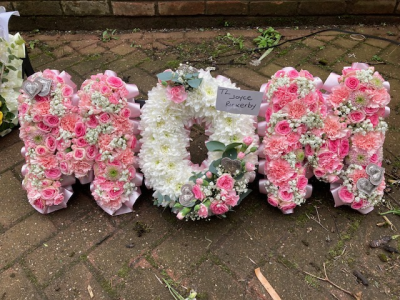 Mom Tribute - Floral mom tribute in a colour of your choice. Just request it in the special requirements box.