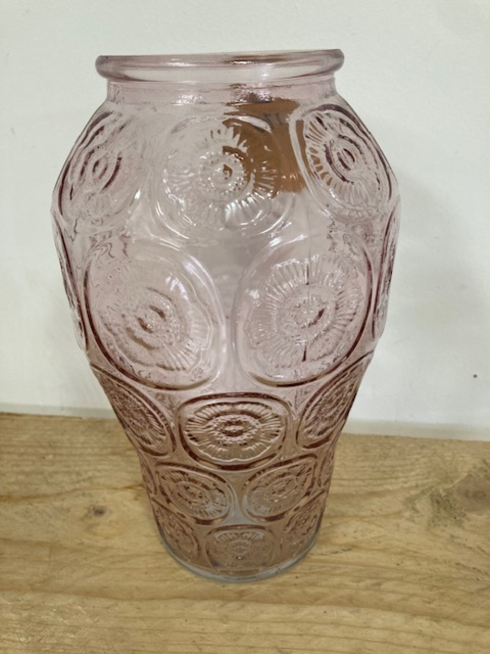 Glass rose vase in pink.